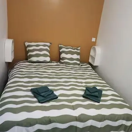 2 A 4 Personnes Proche De La Apartamento *