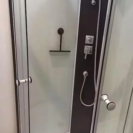 2 A 4 Personnes Proche De La *