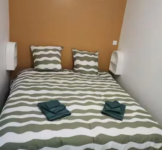 2 A 4 Personnes Proche De La Apartamento *