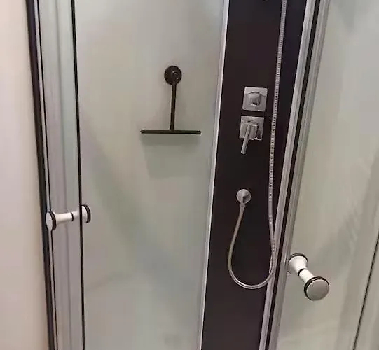 2 A 4 Personnes Proche De La *